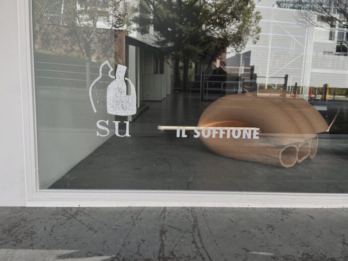 ショーウィンドウに 出張現場印刷 した施工事例の写真-01
